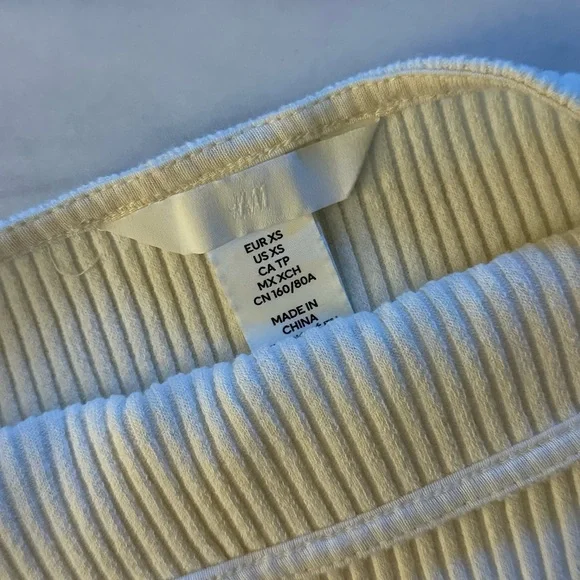 H&M Off-Shoulder Ribbed Top - Picture 2 of 2